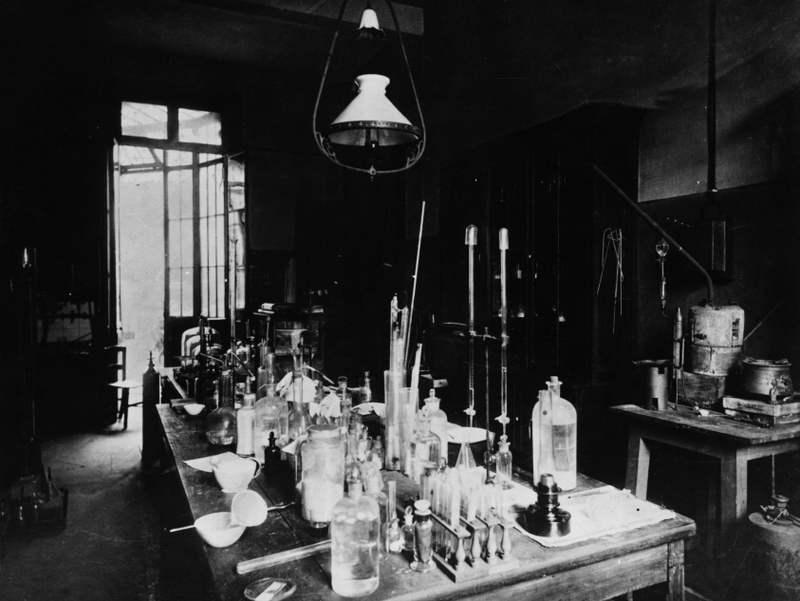 Illustration for article titled Incredible Pictures of Early Science Labs